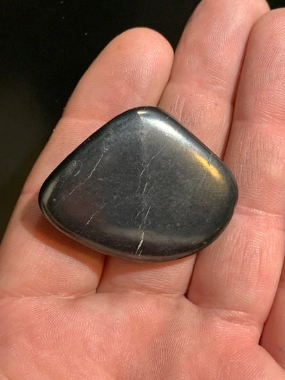 Shungite – Pierre roulée de 42 x 33 x 13 mm - 18,1 gr