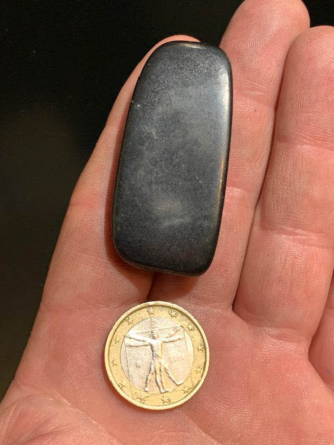 Shungite – Pierre roulée de 52 x 24 x 12 mm - 19 gr.