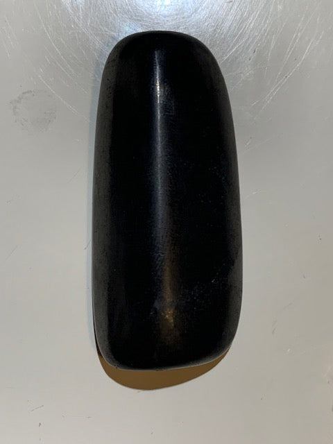 Shungite – Pierre roulée de 52 x 24 x 12 mm - 19 gr.