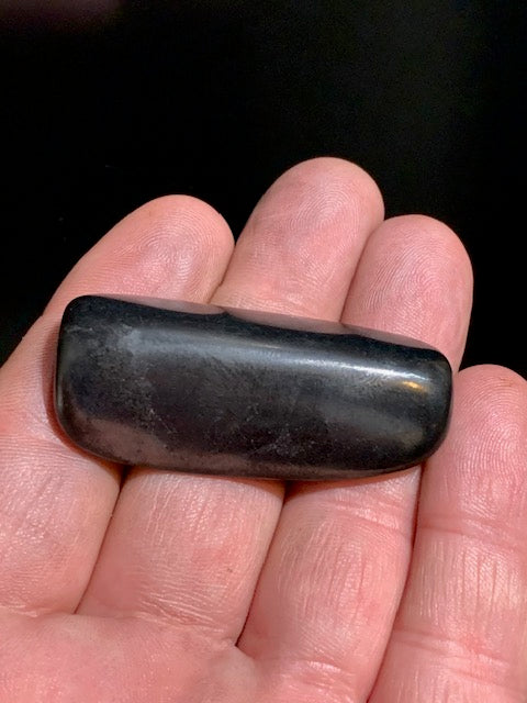 Shungite – Pierre roulée de 52 x 24 x 12 mm - 19 gr.