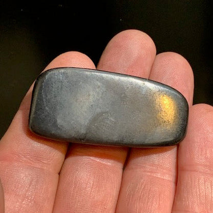Shungite – Pierre roulée de 52 x 24 x 12 mm - 19 gr.