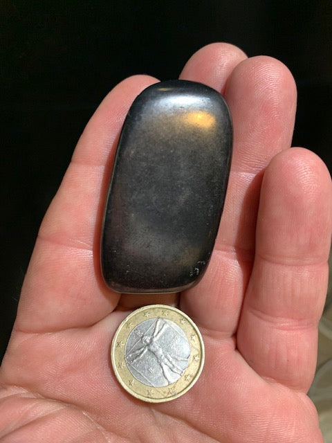 Shungite – Pierre roulée de 51 x 27 x 15 mm - 26,9 gr.