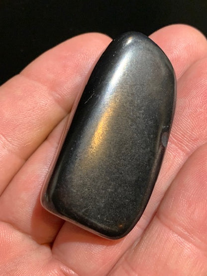 Shungite – Pierre roulée de 51 x 27 x 15 mm - 26,9 gr.