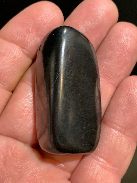 Shungite – Pierre roulée de 51 x 27 x 15 mm - 26,9 gr.