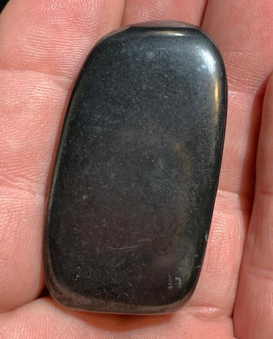 Shungite – Pierre roulée de 51 x 27 x 15 mm - 26,9 gr.