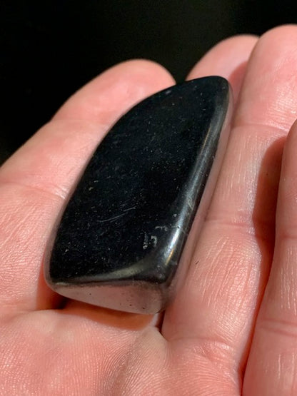 Shungite – Pierre roulée de 51 x 27 x 15 mm - 26,9 gr.