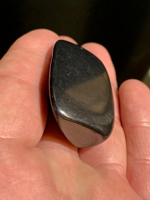 Shungite – Pierre roulée de 51 x 27 x 15 mm - 26,9 gr.