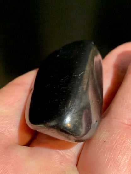 Shungite – Pierre roulée de 51 x 27 x 15 mm - 26,9 gr.
