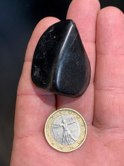 Shungite – Pierre roulée de 39 x 28 x 24 mm - 23,9 gr.