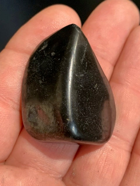 Shungite – Pierre roulée de 39 x 28 x 24 mm - 23,9 gr.