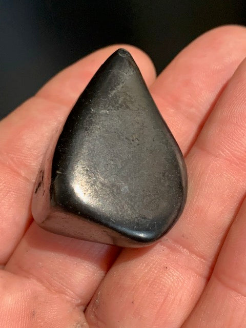 Shungite – Pierre roulée de 39 x 28 x 24 mm - 23,9 gr.