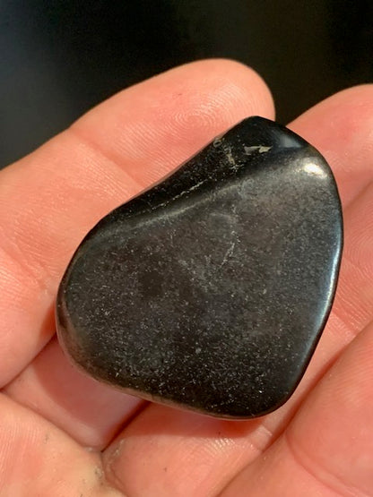 Shungite – Pierre roulée de 39 x 28 x 24 mm - 23,9 gr.
