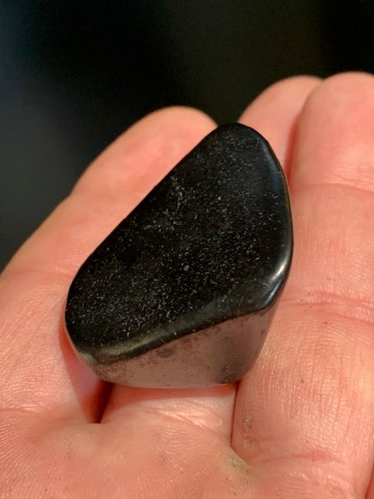 Shungite – Pierre roulée de 39 x 28 x 24 mm - 23,9 gr.
