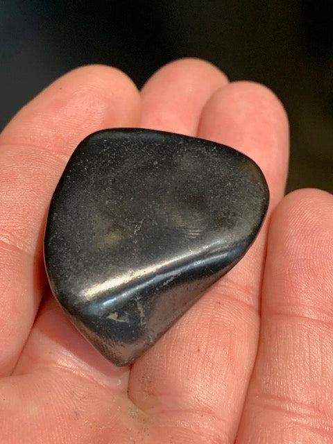 Shungite – Pierre roulée de 39 x 28 x 24 mm - 23,9 gr.