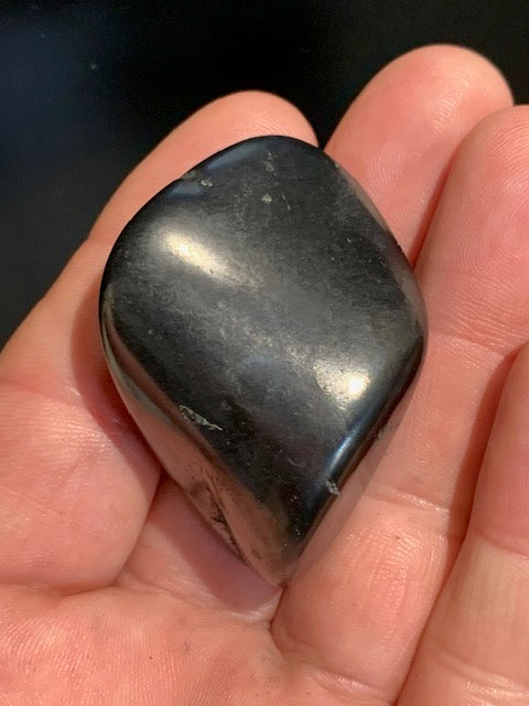 Shungite – Pierre roulée de 52 x 36 x 22 mm - 37,2 gr.
