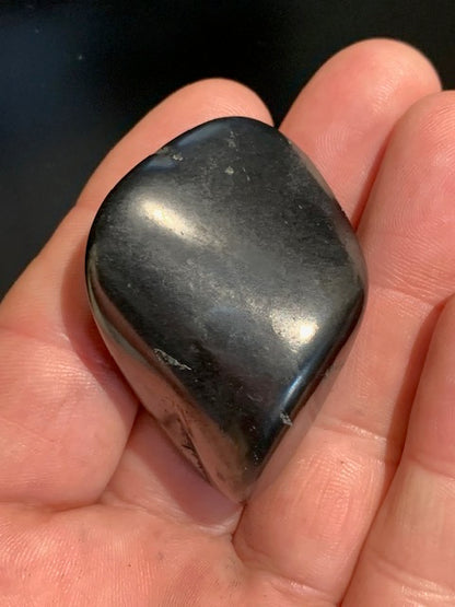 Shungite – Pierre roulée de 52 x 36 x 22 mm - 37,2 gr.