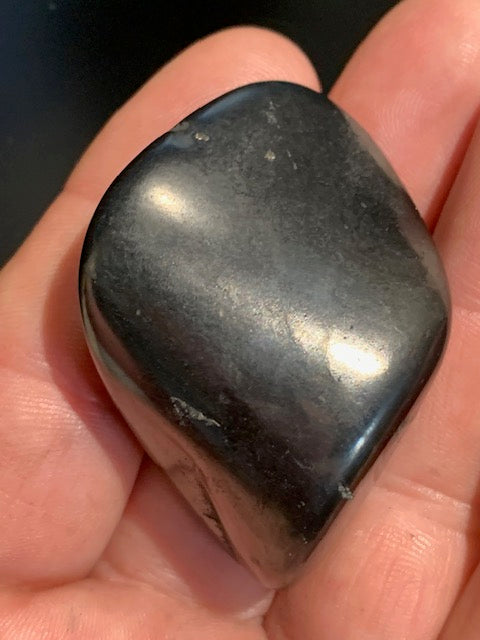 Shungite – Pierre roulée de 52 x 36 x 22 mm - 37,2 gr.
