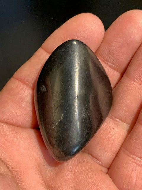 Shungite – Pierre roulée de 52 x 36 x 22 mm - 37,2 gr.