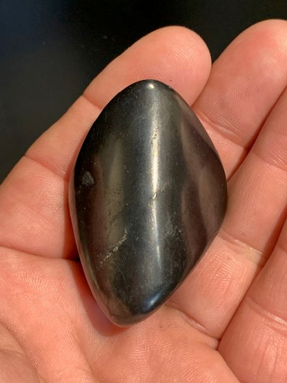 Shungite – Pierre roulée de 52 x 36 x 22 mm - 37,2 gr.