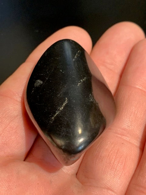 Shungite – Pierre roulée de 52 x 36 x 22 mm - 37,2 gr.