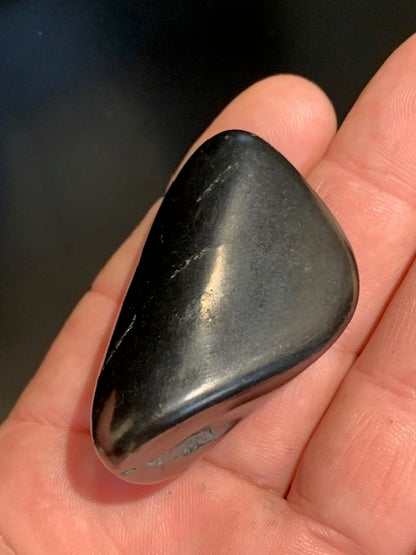 Shungite – Pierre roulée de 52 x 36 x 22 mm - 37,2 gr.