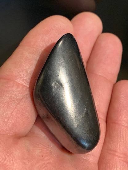 Shungite – Pierre roulée de 52 x 36 x 22 mm - 37,2 gr.