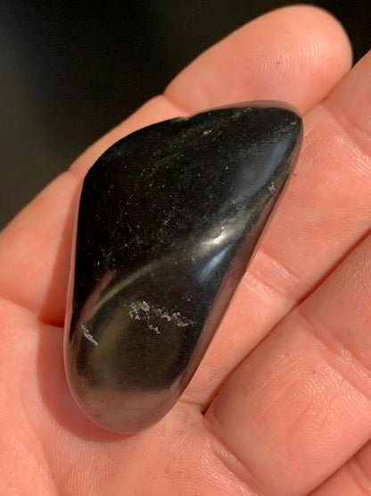 Shungite – Pierre roulée de 52 x 36 x 22 mm - 37,2 gr.