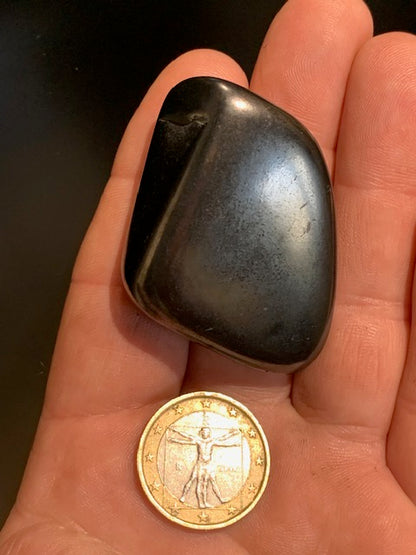 Shungite – Pierre roulée de 52 x 37 x 20 mm - 37,8 gr.