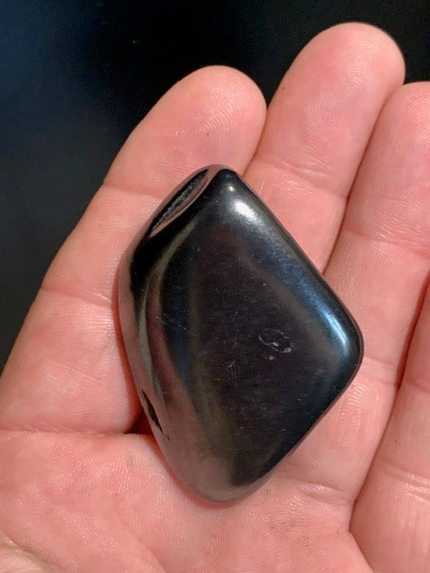 Shungite – Pierre roulée de 52 x 37 x 20 mm - 37,8 gr.