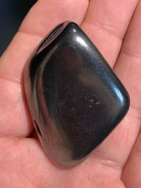 Shungite – Pierre roulée de 52 x 37 x 20 mm - 37,8 gr.
