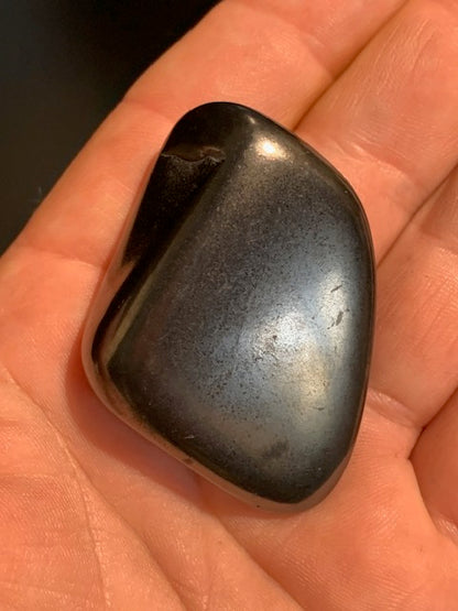 Shungite – Pierre roulée de 52 x 37 x 20 mm - 37,8 gr.