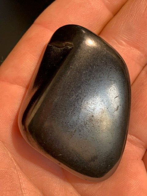 Shungite – Pierre roulée de 52 x 37 x 20 mm - 37,8 gr.