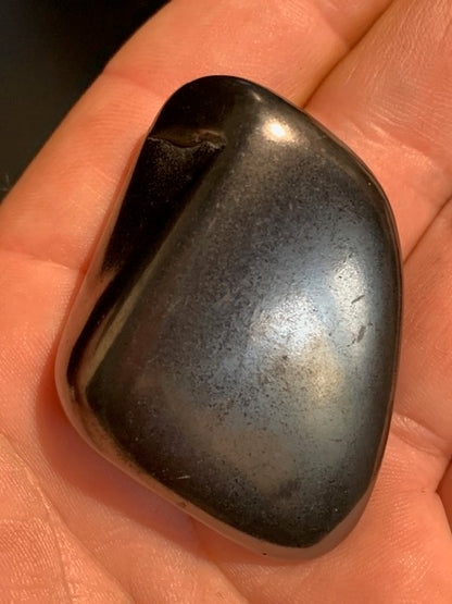 Shungite – Pierre roulée de 52 x 37 x 20 mm - 37,8 gr.