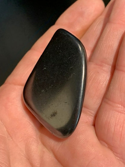 Shungite – Pierre roulée de 52 x 37 x 20 mm - 37,8 gr.
