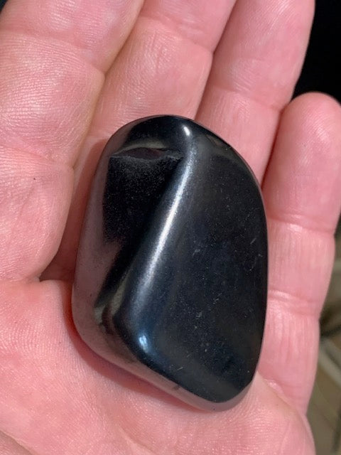 Shungite – Pierre roulée de 52 x 37 x 20 mm - 37,8 gr.