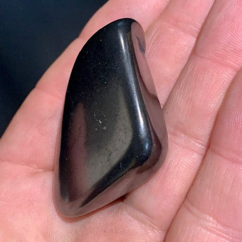 Shungite – Pierre roulée de 52 x 37 x 20 mm - 37,8 gr.