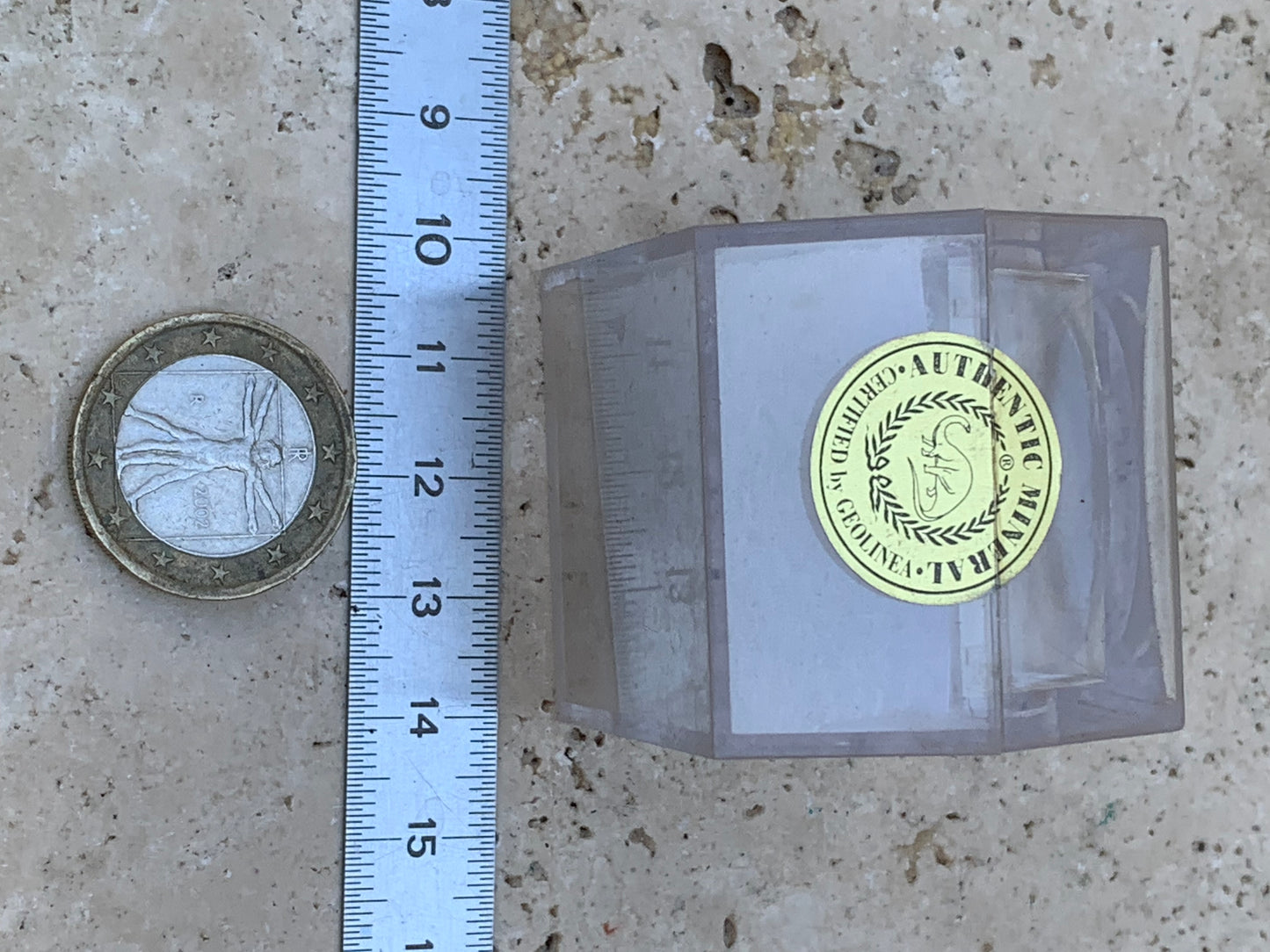 Ammonite pyritisé de France (Aveyron), de 22mm x 19 x 6 - 4,8 grammes. Parfait pour collection, exposition... Vendu avec boîte loupe de 4 x4 x4cm !