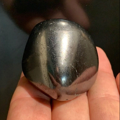 Shungite – Pierre roulée de 45 x 40 x 33 mm - 59,6 gr.