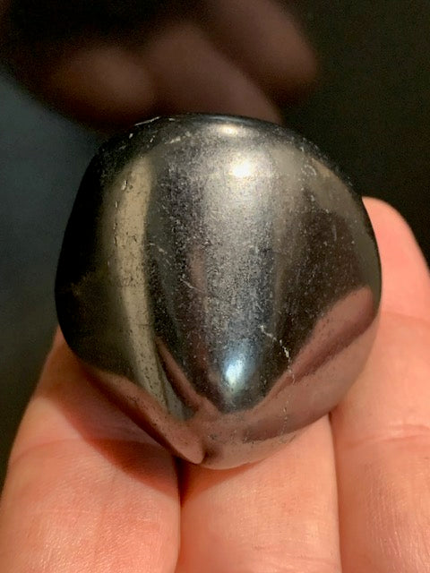 Shungite – Pierre roulée de 45 x 40 x 33 mm - 59,6 gr.