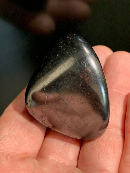 Shungite – Pierre roulée de 45 x 40 x 33 mm - 59,6 gr.