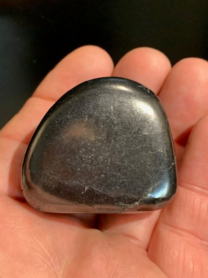 Shungite – Pierre roulée de 45 x 40 x 33 mm - 59,6 gr.