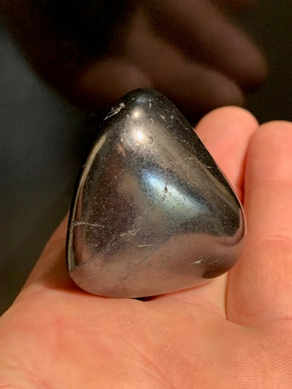 Shungite – Pierre roulée de 45 x 40 x 33 mm - 59,6 gr.