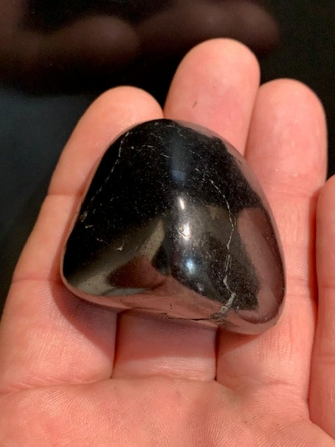 Shungite – Pierre roulée de 45 x 40 x 33 mm - 59,6 gr.