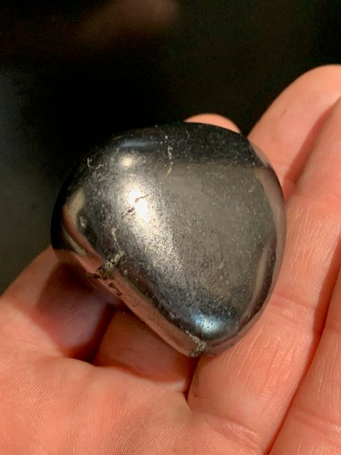Shungite – Pierre roulée de 45 x 40 x 33 mm - 59,6 gr.