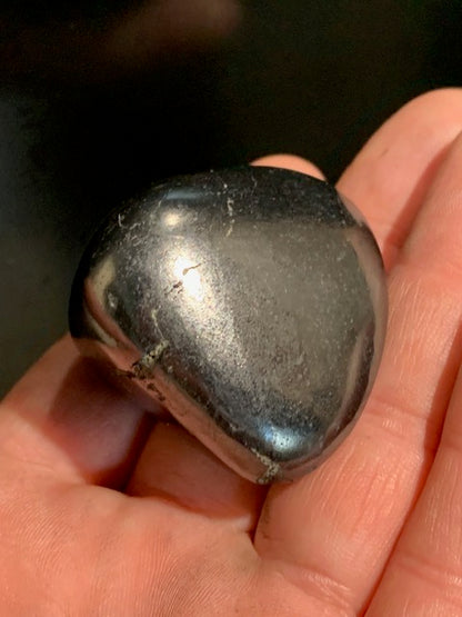 Shungite – Pierre roulée de 45 x 40 x 33 mm - 59,6 gr.