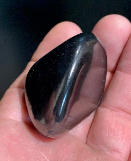 Shungite – Pierre roulée de 45 x 40 x 33 mm - 59,6 gr.