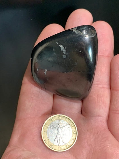 Shungite – Pierre roulée de 50 x 43 x 36 mm - 70,6 gr.