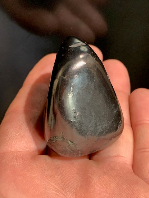Shungite – Pierre roulée de 50 x 43 x 36 mm - 70,6 gr.