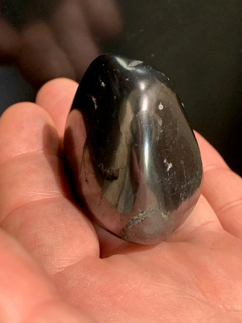 Shungite – Pierre roulée de 50 x 43 x 36 mm - 70,6 gr.