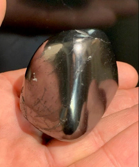 Shungite – Pierre roulée de 50 x 43 x 36 mm - 70,6 gr.